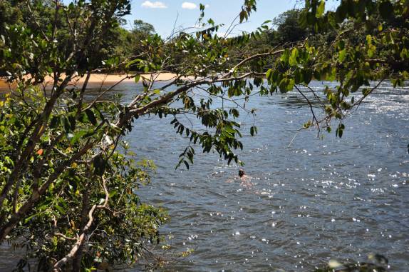 Nadando para praia no Rio Novo, no Jalapão - TO